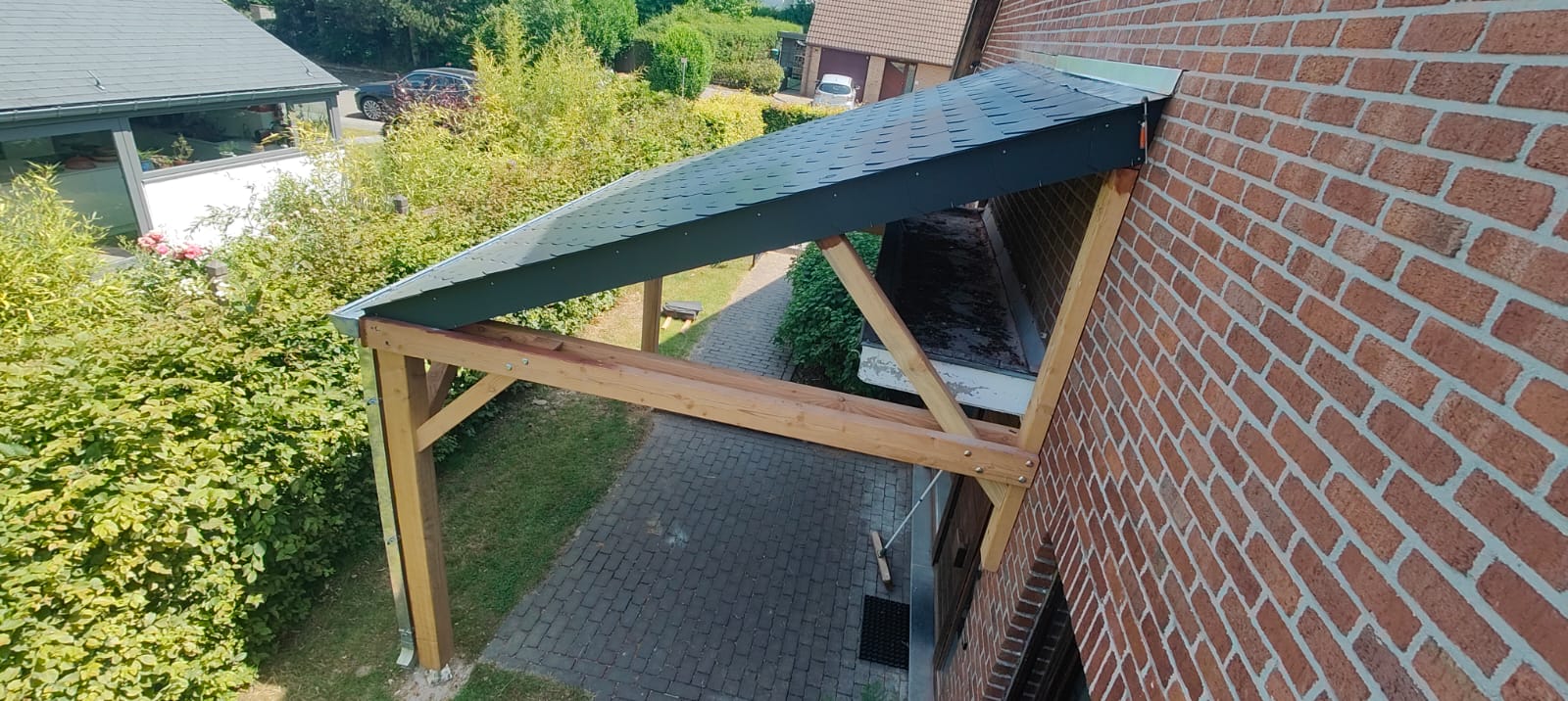 Carport en mélèze, couverture en ardoises naturelles