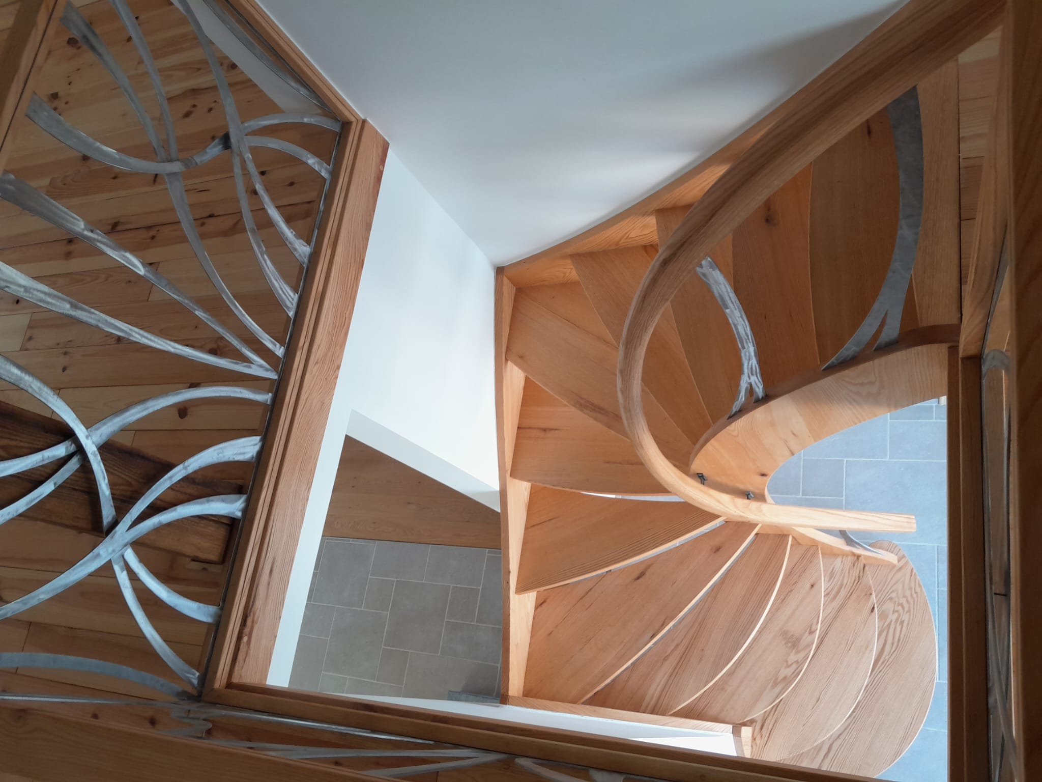 Escalier demi Lune en chêne d'Amérique et Garde corps art nouveau métallique